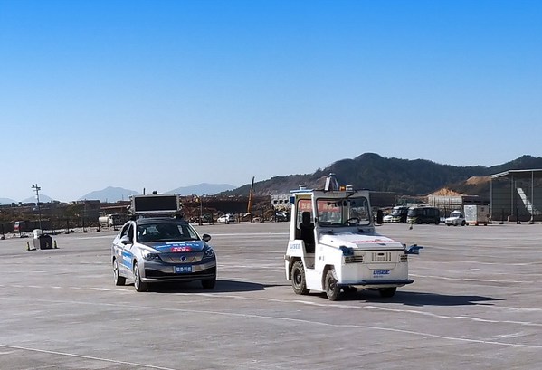 驭势科技无人驾驶引导车亮相鄂州机场，展现全场景自动驾驶能力
