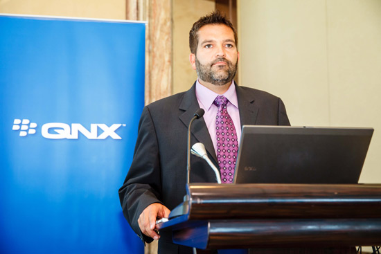 QNX公司汽车业务发展总监Andrew Poliak先生发言